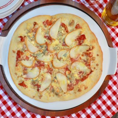 Pear, Prosciutto, and Gorgonzola No-Knead Pizza