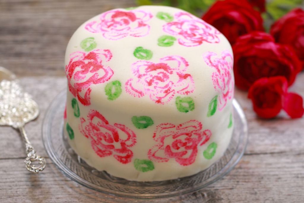 A Celery Stamp Painted Cake.
